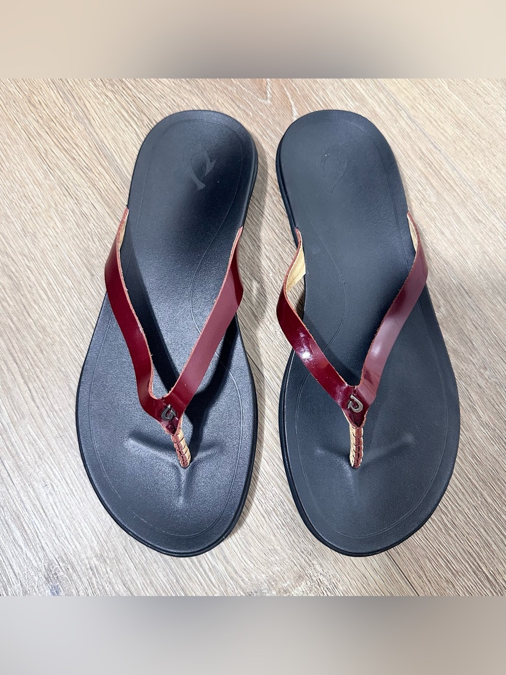 OluKai Hoopio Leather Flip Flops Womens US 8 EUR 39 Burgundy Comfort Sandals